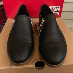 Flat faux leather shoe